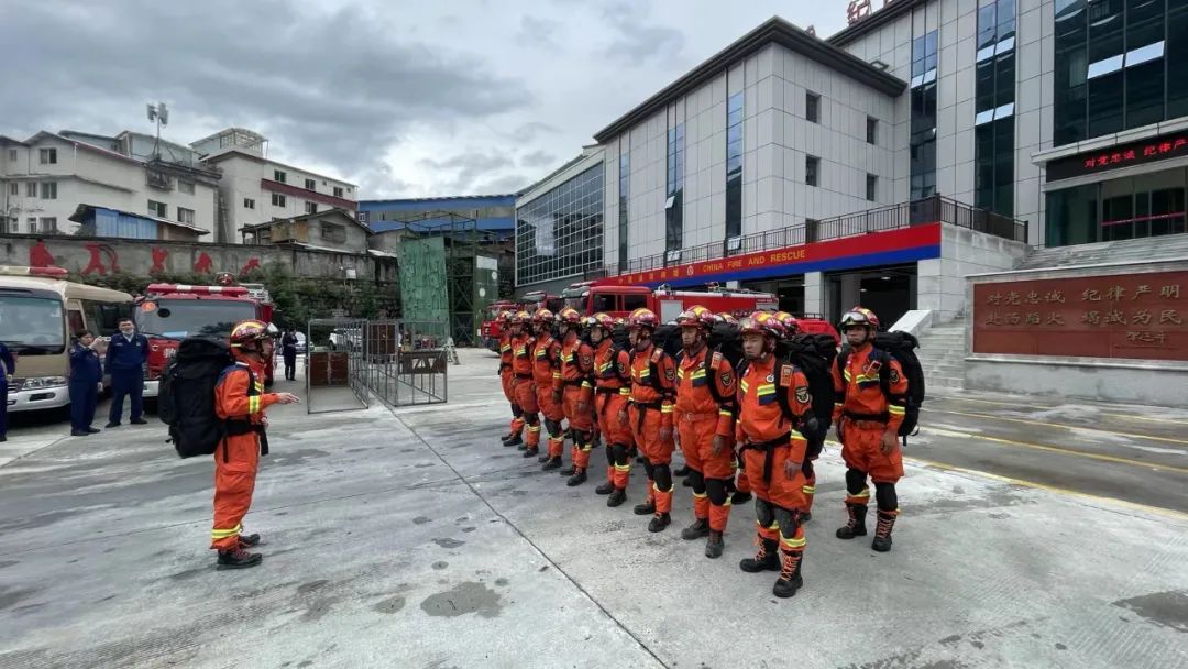 【人民日?qǐng)?bào)】余震不斷，救援力量緊急集結(jié)趕赴震區(qū)