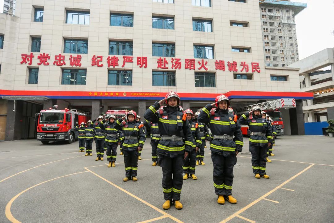 追夢(mèng)火焰藍(lán)丨看！從風(fēng)雨中走來(lái)的一支百年消防隊(duì)