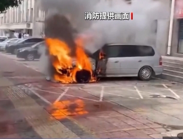 瓶裝水、老花鏡、噴霧……高溫天小心這些車內(nèi)“危險(xiǎn)品”