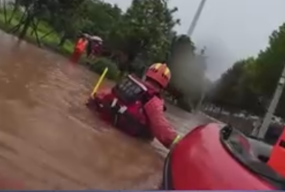 【共同關(guān)注】湖南長(zhǎng)沙暴雨致城市內(nèi)澇 消防緊急轉(zhuǎn)移群眾