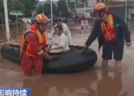 【新聞直播間】降雨影響持續(xù) 平江消防爭(zhēng)分奪秒營(yíng)救疏散被困群眾