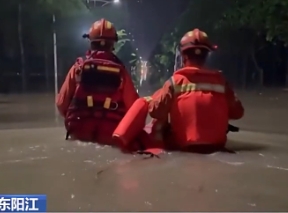 【24小時】廣東突降暴雨致積水嚴(yán)重 消防緊急轉(zhuǎn)運3名被困人員