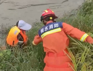 【24小時(shí)】浙江東陽：男子垂釣被困江中 民警消防合力營救