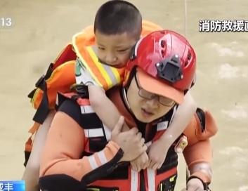 【新聞直播間】湖北咸豐強降雨致險情頻發(fā) 消防緊急救援