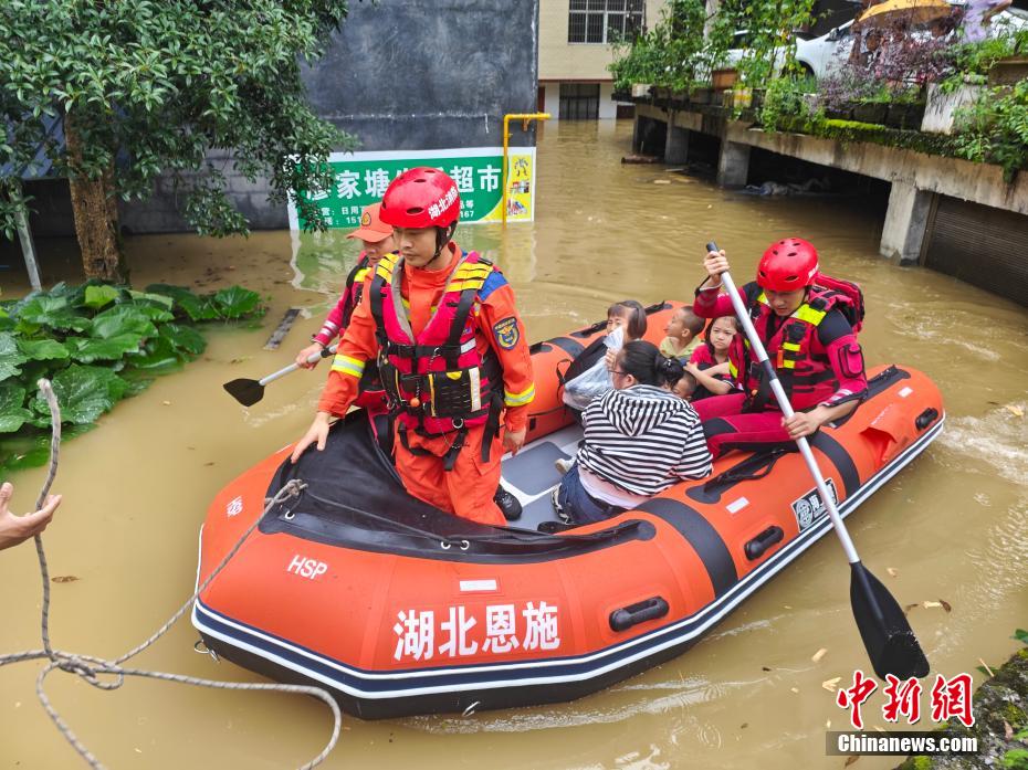【中新網(wǎng)】湖北咸豐遭遇暴雨襲擊 緊急轉(zhuǎn)移近2萬(wàn)人