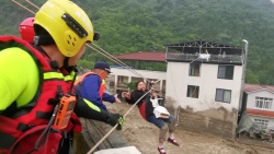 【中國(guó)之聲】翻山搭橋！救援人員轉(zhuǎn)移四川平武暴雨受困群眾