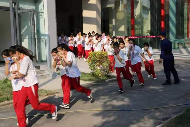 遭遇火災(zāi)，如何及時逃離險境？保定消防進(jìn)校園，教火災(zāi)你如何逃生自救